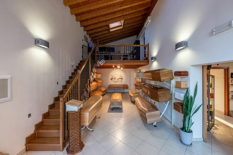 Showroom di cofani funebri in legno nella sede di Castelnuovo del Garda